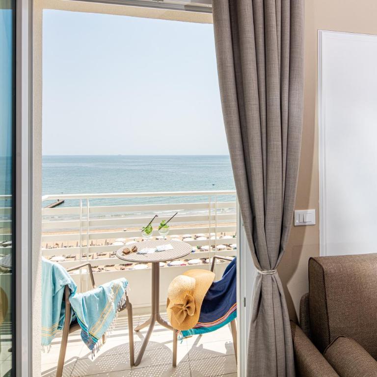 Hotel Capitol - Superior Double Room with Sofa Bed and Direct Sea View - 3