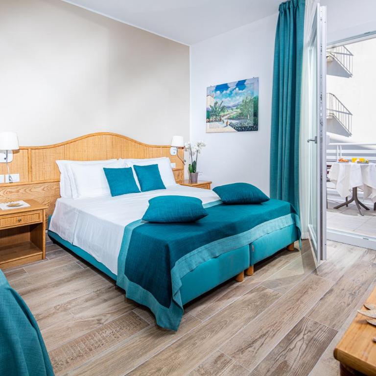 Hotel Capitol - Classic Double Room with Sofa Bed and partial sea view - 2