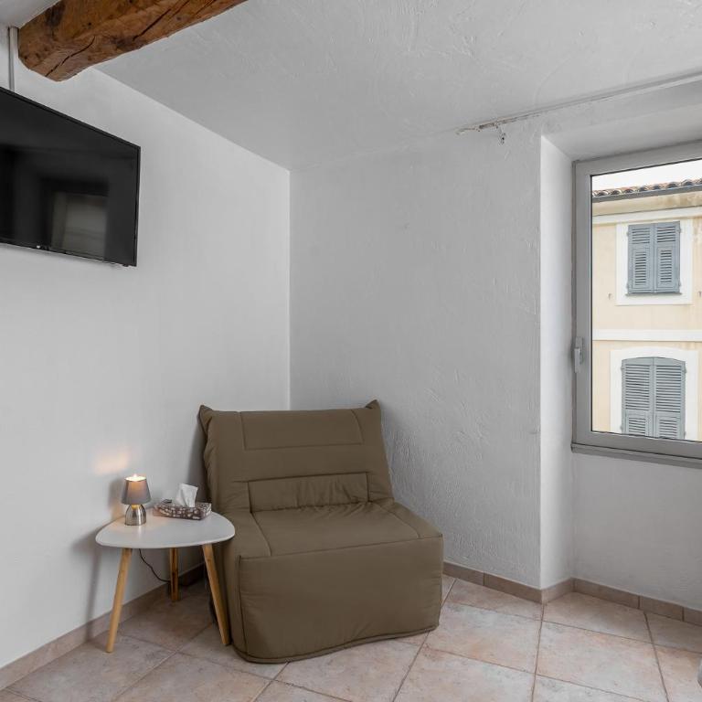 Maison Carles BnB - Studio Lit King-Size avec Canapé-Lit - 5