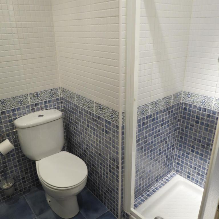 Pensión Don Claudio - Single Room with Private Bathroom - 11