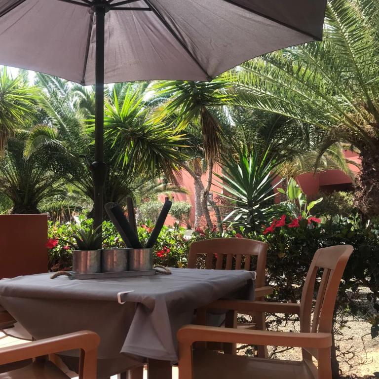 MY PRETTY HOME - Lovely and spacious surrounded by tropical gardens - private covered and uncovered terrace - pool - parking - FREE FIBRE OPTIC INTERNET - Apartamento con vistas a la piscina - 24