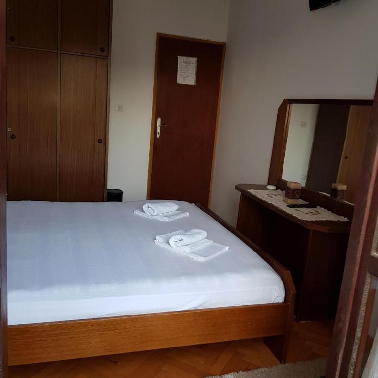 Sobe i apartmani Marović - Double Room with Shared Bathroom - 11