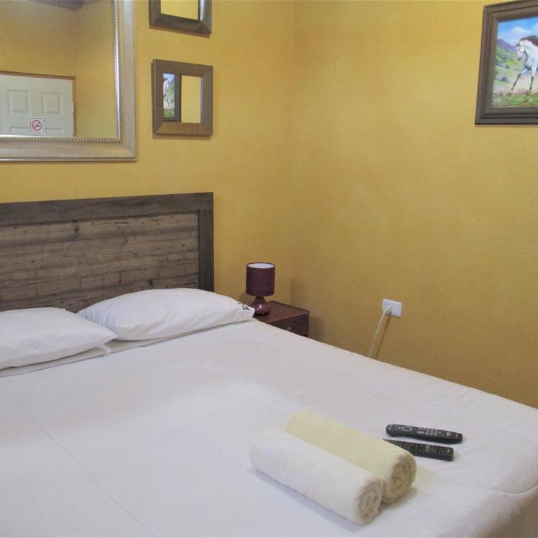 Casa TINY - Queen Room with Shared Bathroom - 7
