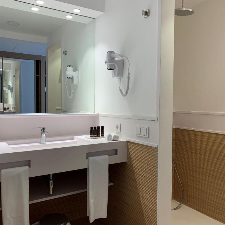 Hotel Costa Brava - Habitación Doble Deluxe con balcón y vistas al mar - 7