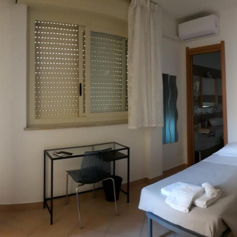 Bed&Bed Tommaso Fazzello only rooms - Camera Doppia con Letti Singoli con Terrazza - 4