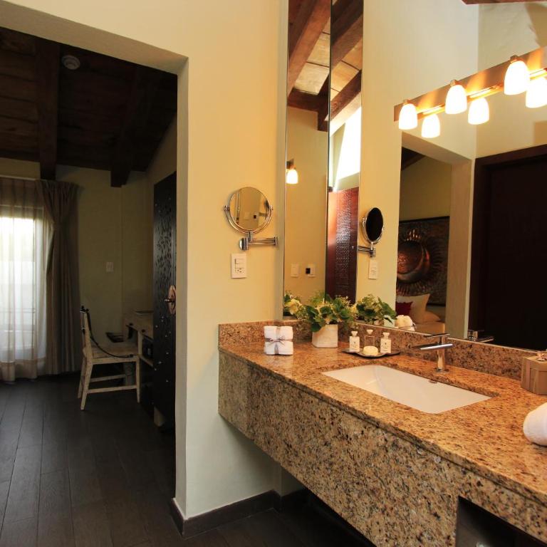 Plaza Gallery Hotel Boutique - Queen Room - 6