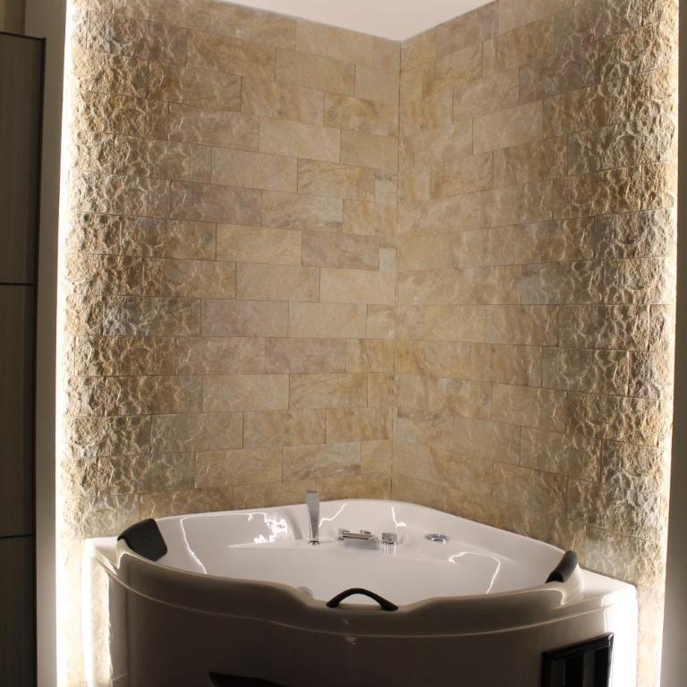 Villa Martina Luxury Rooms - Camera Matrimoniale Deluxe con Vasca - 1