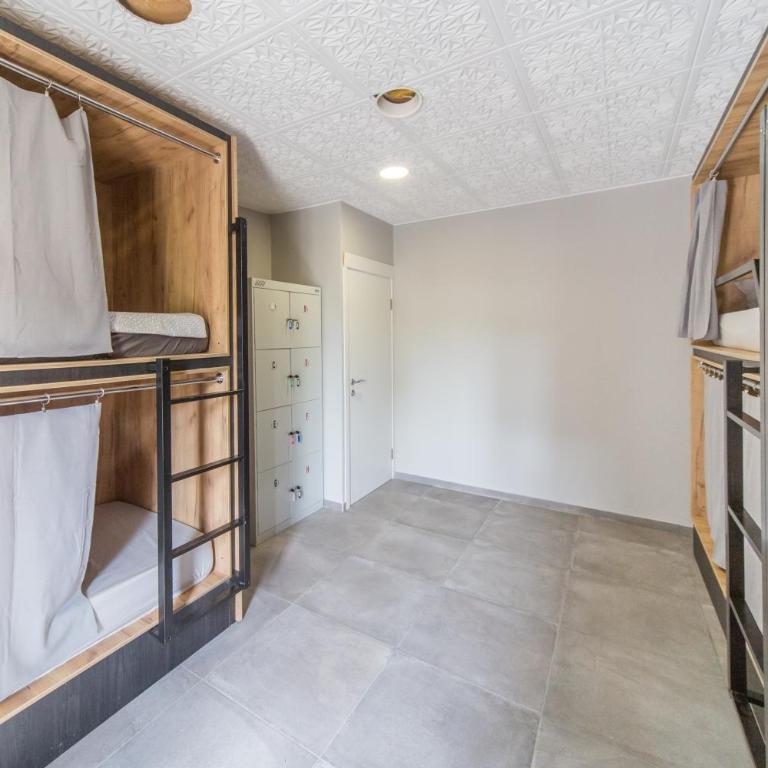 Faro SOLO para MUJERES - Litera en habitación compartida - Solo mujeres - 1