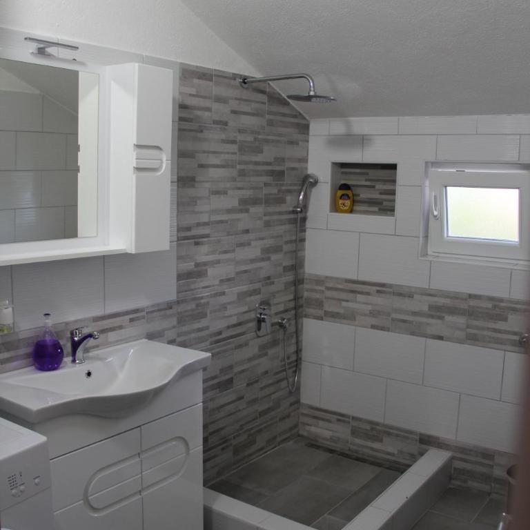 Holiday Home Flora - Two-Bedroom House - 9