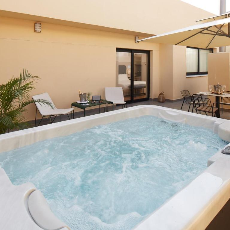 Eurostars Málaga - Suite Junior con terraza con bañera de hidromasaje - 2