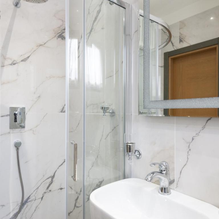 Royal Boutique Hotel NUOVA GESTIONE - Quadruple Room with Balcony - 10