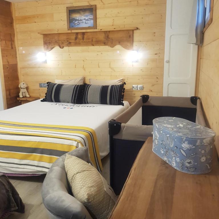 TISHA - Family Room with Bathroom - 1