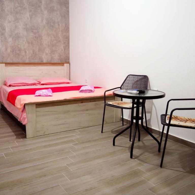 Hostel Center - Dvokrevetna Soba sa Bračnim Krevetom i Sopstvenim Kupatilom - 1