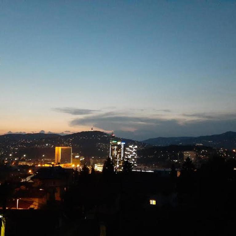Guesthouse Hill - Dvokrevetna Soba sa Bračnim Krevetom/Zasebnim Krevetima i Terasom - 1