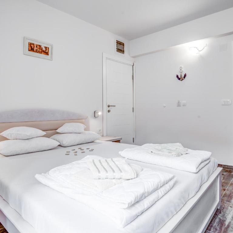 Hotel Sara - Deluxe Double Room - 3