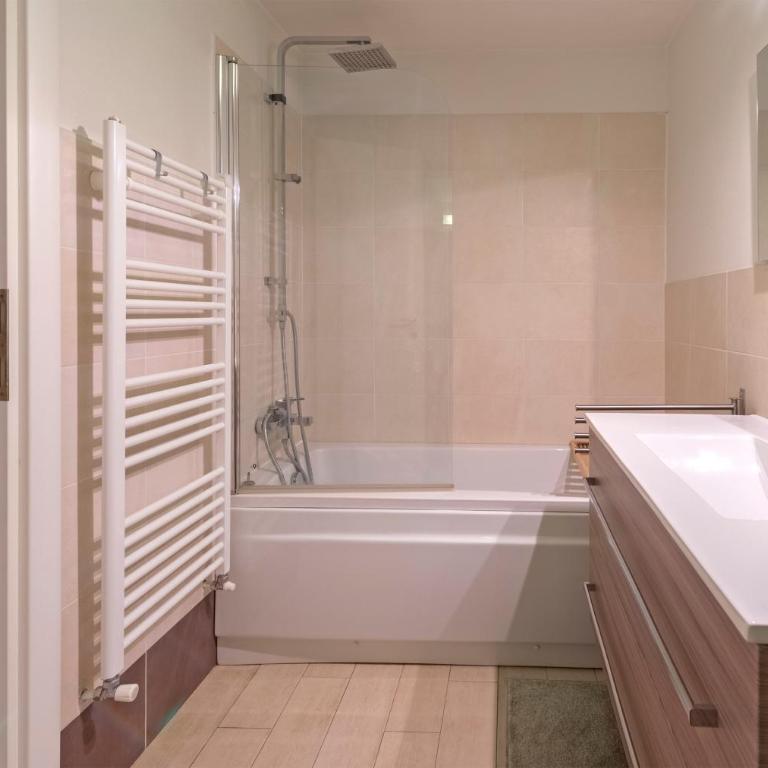 GuestHost - Porta Nuova Apt X6 with Balcony - Two-Bedroom Apartment - 16