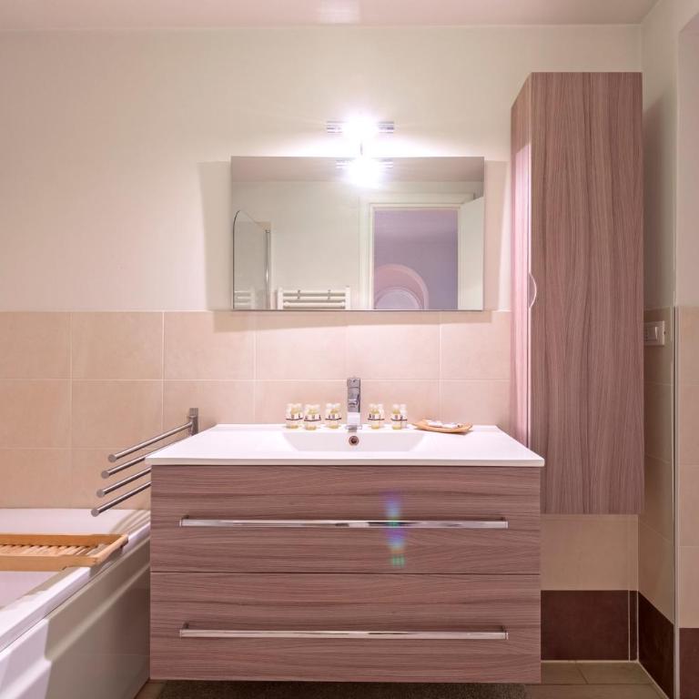 GuestHost - Porta Nuova Apt X6 with Balcony - Two-Bedroom Apartment - 15