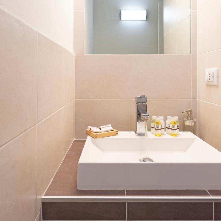GuestHost - Porta Nuova Apt X6 with Balcony - Two-Bedroom Apartment - 19