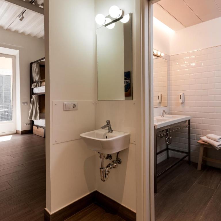 Nut Hostel - Bed in 6-Bed Mixed Dormitory Room - 6