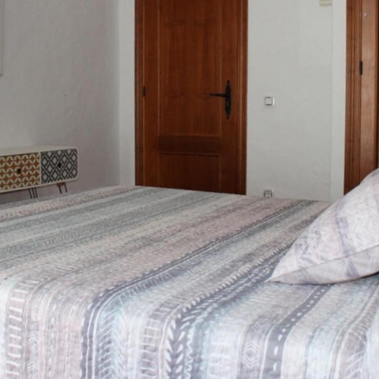 Hostal El Espinel - Habitación con cama grande - 13
