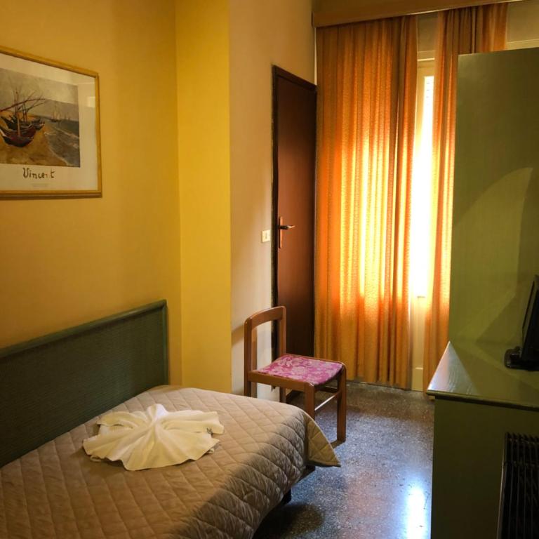 Hotel AMALFI & Restaurant Karaoke Bar - Camera Singola con Balcone - 1