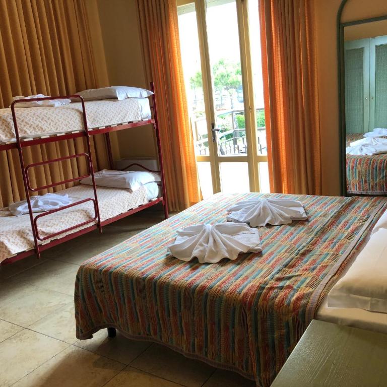Hotel AMALFI & Restaurant Karaoke Bar - Camera Quadrupla con Balcone e Vista Mare - 1