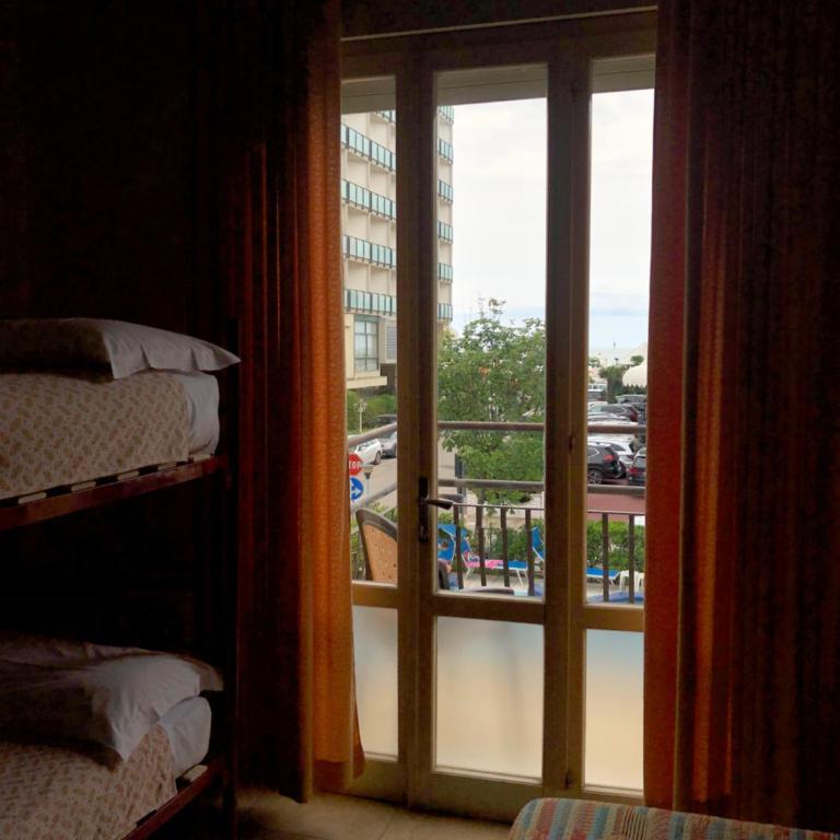 Hotel AMALFI & Restaurant Karaoke Bar - Camera Quadrupla con Balcone e Vista Mare - 4