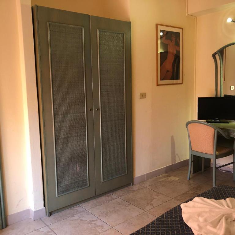 Hotel AMALFI & Restaurant Karaoke Bar - Camera Matrimoniale/Doppia con Letti Singoli con Balcone - 2