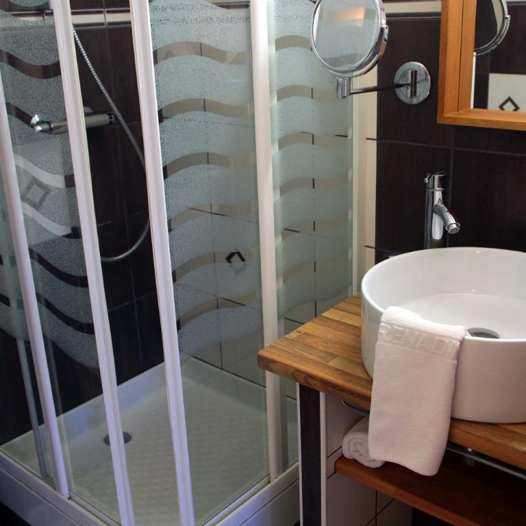 Logis Hôtel Les Grenadines - Chambre Familiale (2 Adultes et 2 Enfants) - 5