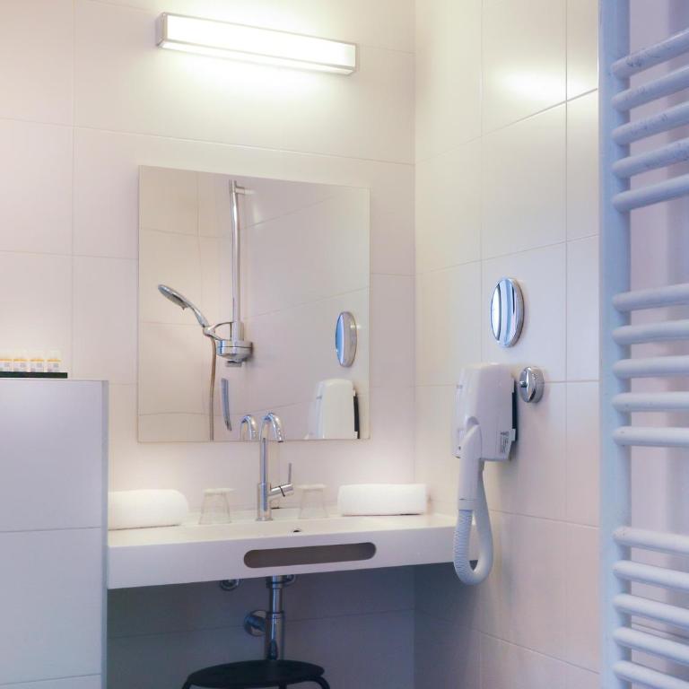 Hôtel Ambre - Chambre Triple - Accessible aux Personnes à Mobilité Réduite - 1