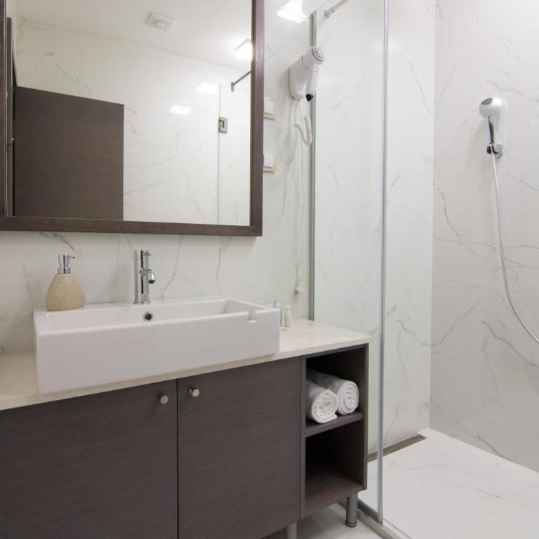 Omia - Deluks Dvokrevetna Soba sa Bračnim Krevetom - 11