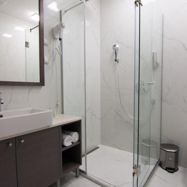 Omia - Deluks Dvokrevetna Soba sa Bračnim Krevetom - 12