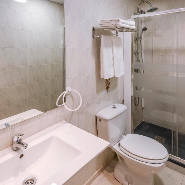 Hotel Niza - Habitación con cama grande y balcón - 7