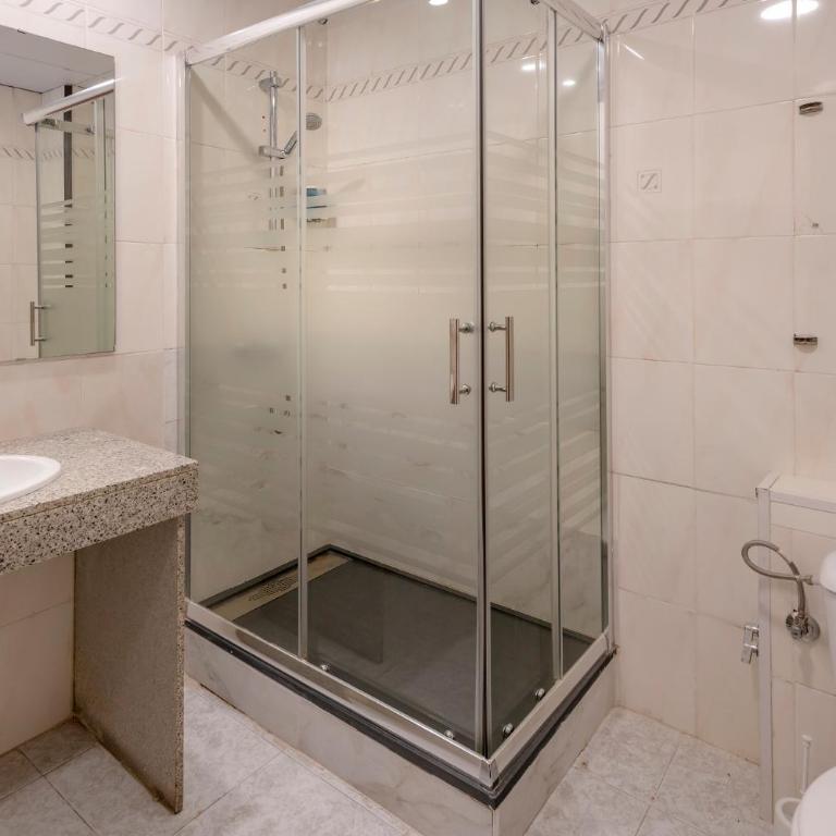 Hotel Niza - Habitación con cama grande y balcón - 4