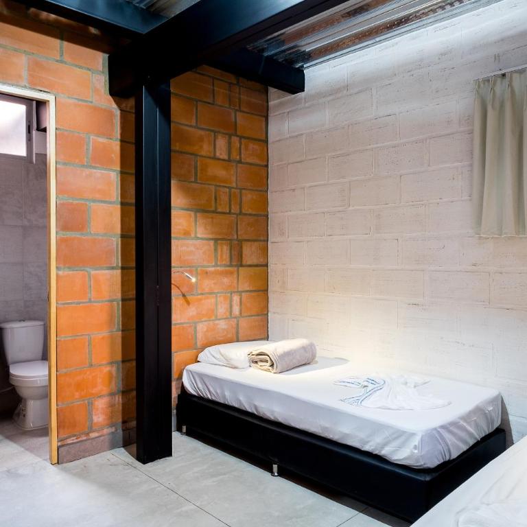 Medellin Backpacker Hostel - Double or Twin Room with Private Bathroom - 1