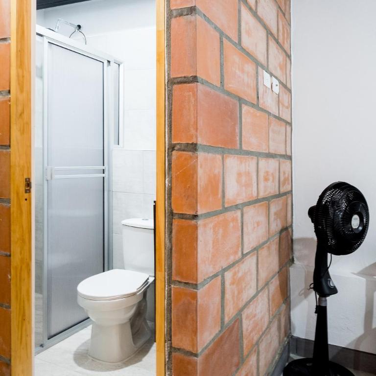 Medellin Backpacker Hostel - Double Room with Private Bathroom - 4