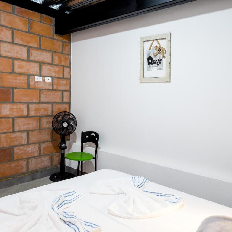 Medellin Backpacker Hostel - Double Room with Private Bathroom - 2