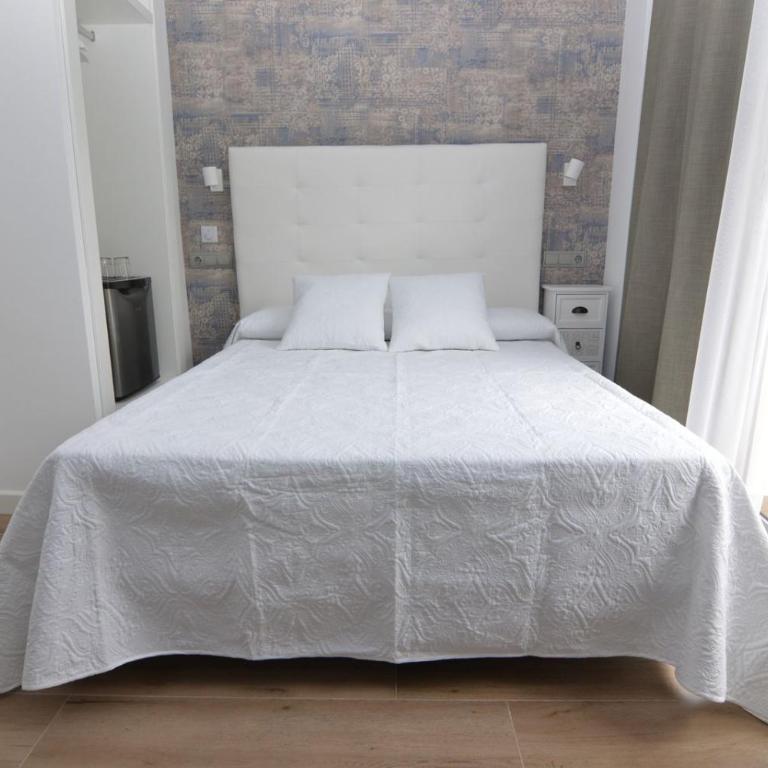 Hotel Castillo Benidorm - Habitación con cama grande y balcón - 9