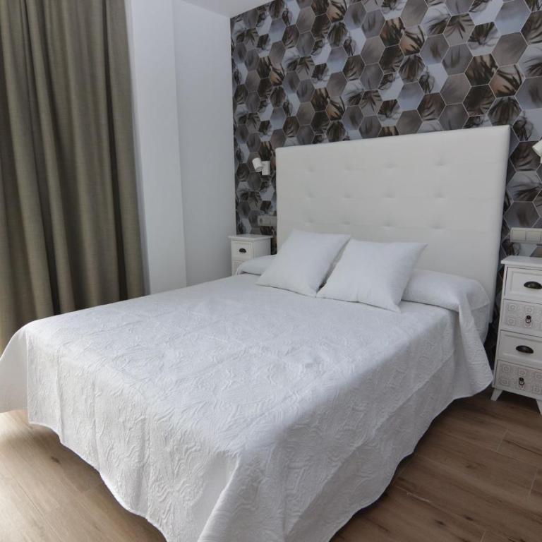 Hotel Castillo Benidorm - Habitación con cama grande y balcón - 10