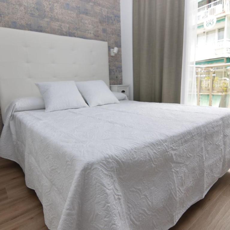 Hotel Castillo Benidorm - Habitación con cama grande y balcón - 7