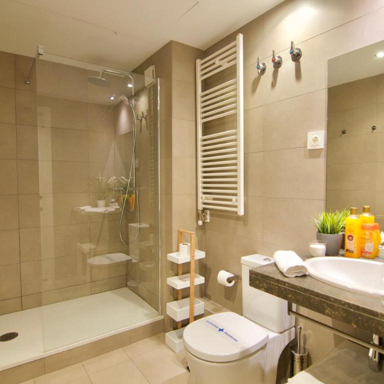 Glasir Homes Barcelona - Two-Bedroom Apartment with Balcony - 4