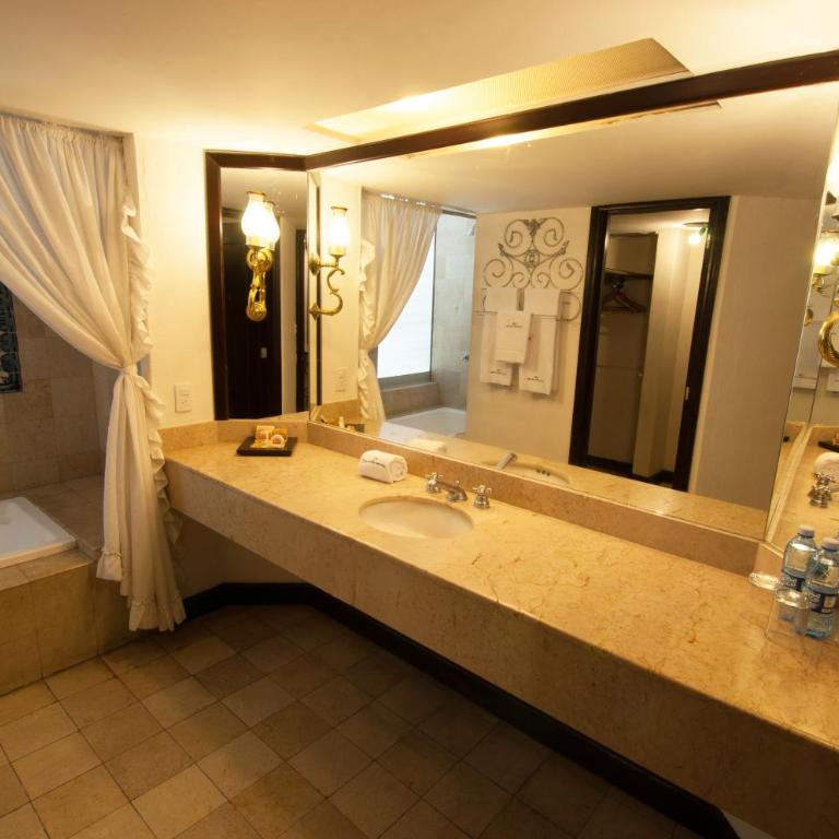 Country Hotel & Suites - Suite - 5