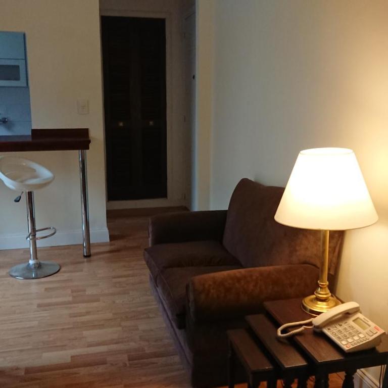 Excelente departamento con balcón a la calle sobre avenida - Apartamento con balcón - 3