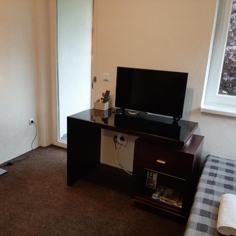 Guesthouse Hill - Dvokrevetna Soba sa Zasebnim Krevetima i Pogledom na Vrt - 5