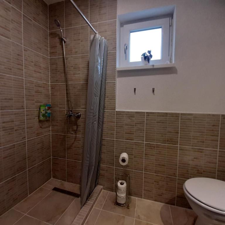 Guesthouse Hill - Dvokrevetna Soba sa Zasebnim Krevetima i Pogledom na Vrt - 6