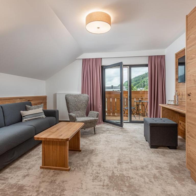 Stadtvilla Schladming Boutiquehotel - Suite mit Balkon und Aussicht - 5