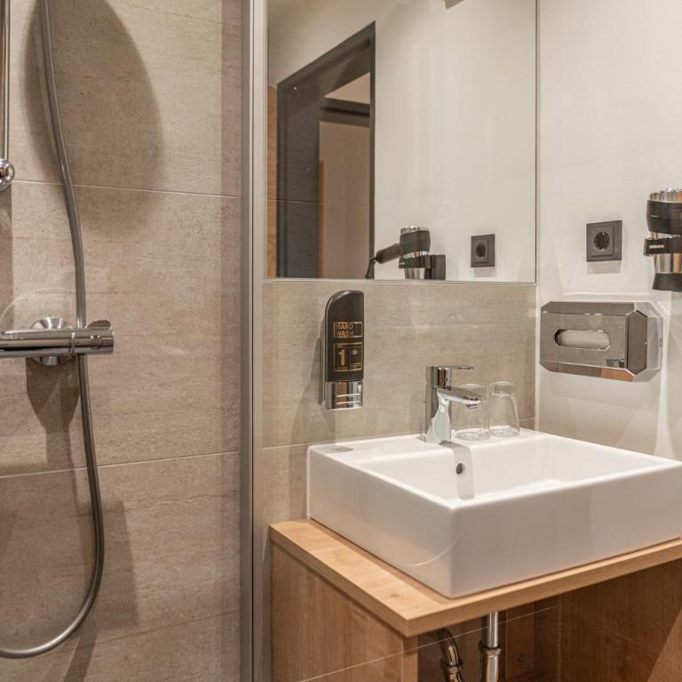 Stadtvilla Schladming Boutiquehotel - Deluxe Doppelzimmer mit Stadtblick - 3