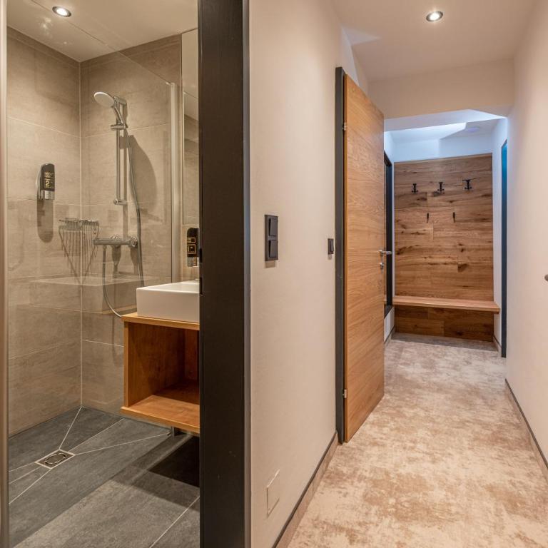 Stadtvilla Schladming Boutiquehotel - Deluxe Doppelzimmer mit Stadtblick - 2