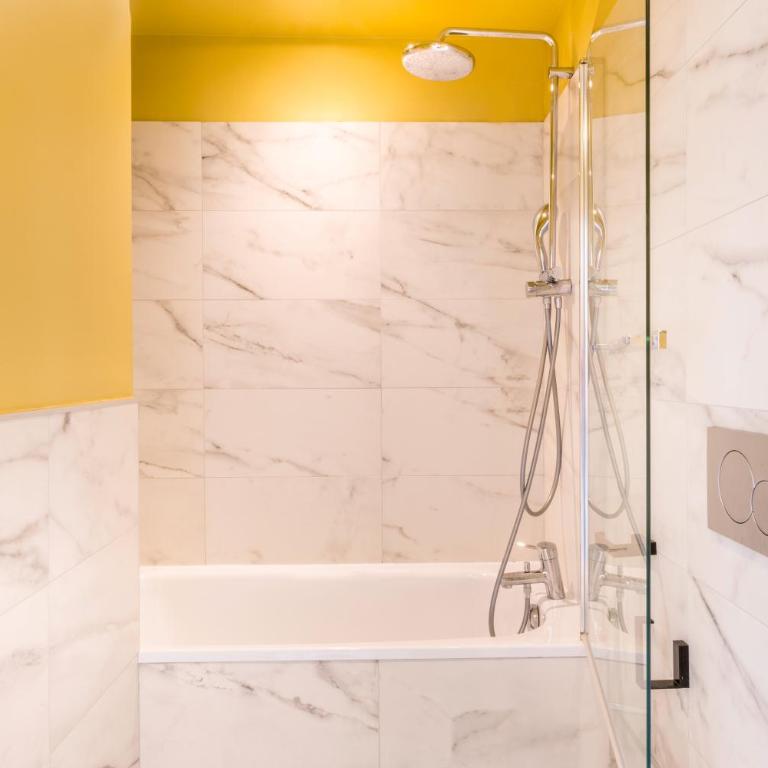 Best Western Hotel Centre Reims - Chambre Familiale avec 1 Lit Double et 1 Canapé-Lit - Non-Fumeurs - 7