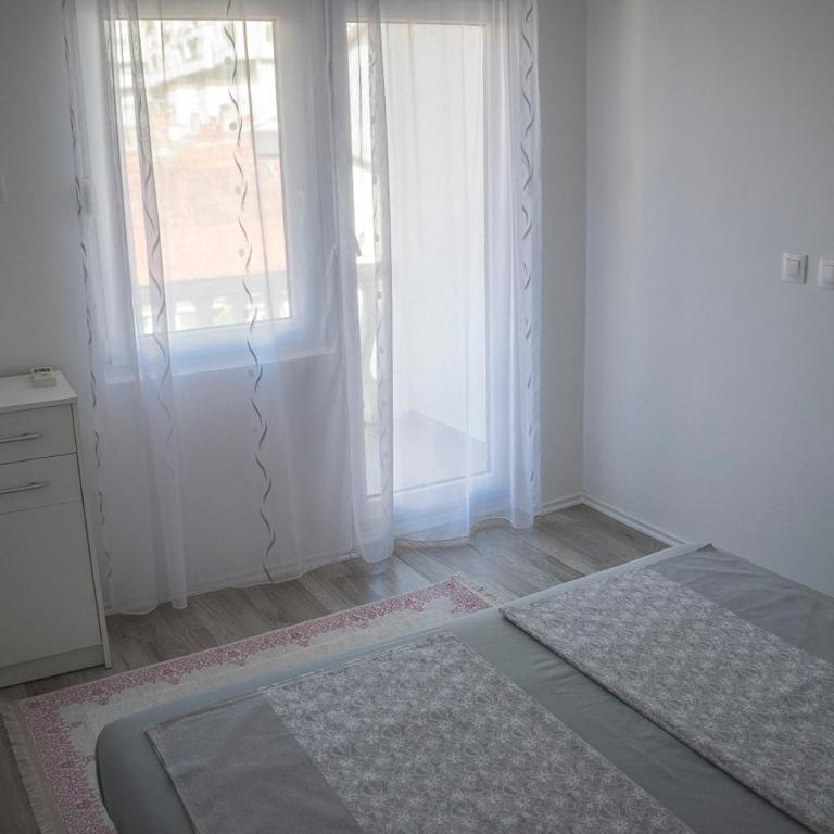 Apartments Golden Bridge - Apartment with Balcony - 12